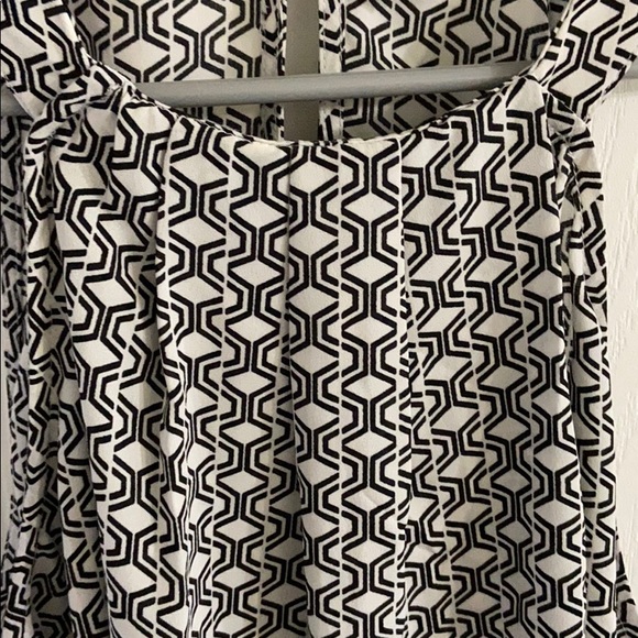 Express Cute pleated sleeveless  pattern blouse - Picture 3 of 5